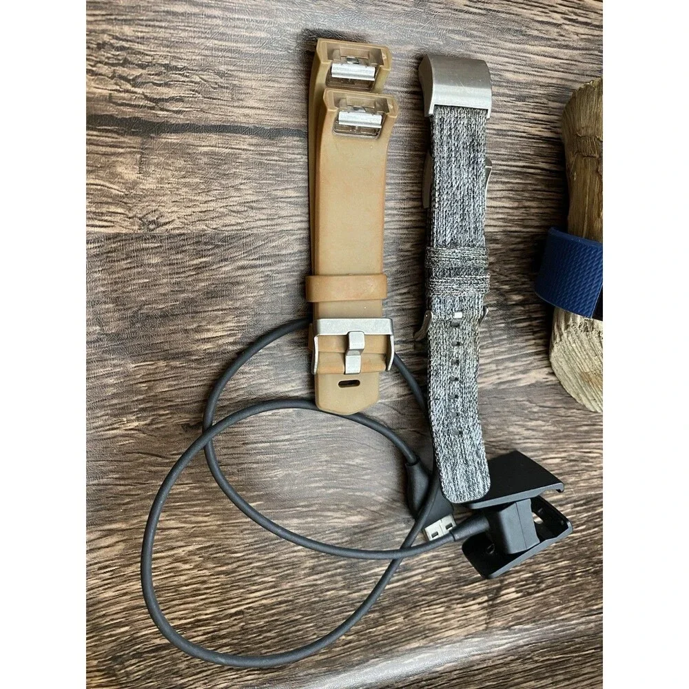 Fitbit Charge 2 Fitness Tracker Extra Bands & Charger Cracked Screen Works